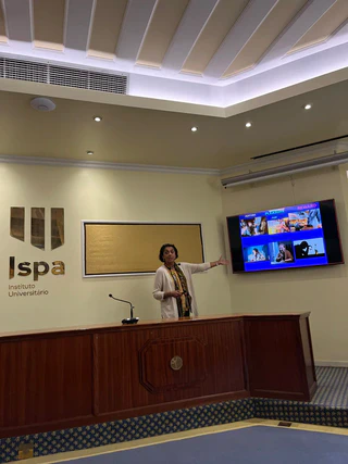 Professora Rajita Sinha durante a conferência no ISPA
