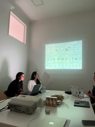 Apresentação de projetos durante a reunião do laboratório