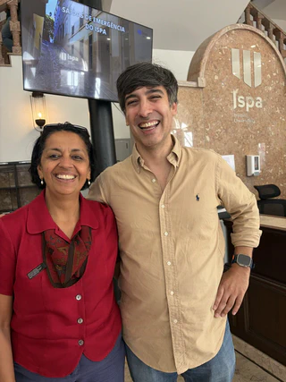 Rajita Sinha e Jorge Martins no átrio do ISPA